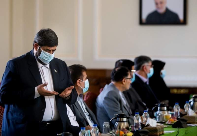 (تصاویر) نماز خواندن یکی از حاضران وسط جلسه با امیرعبداللهیان