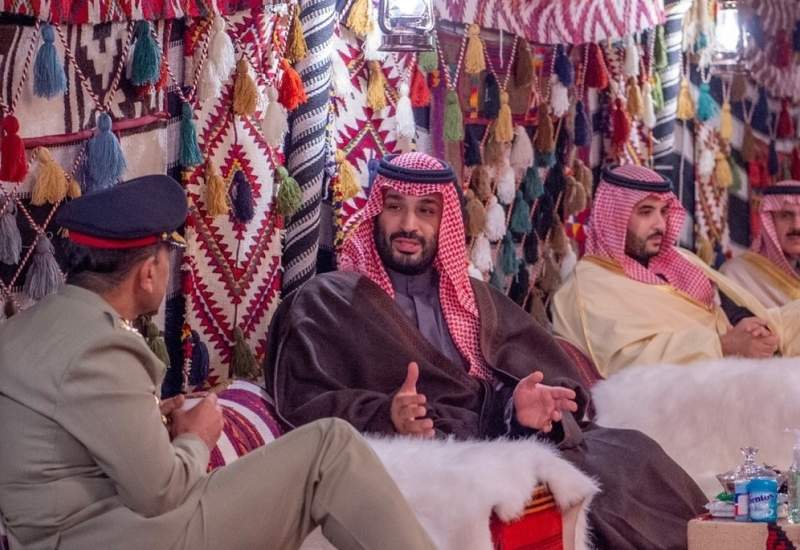 (تصاویر) میزبانی بن سلمان از فرمانده ارتش پاکستان در چادر صحرایی