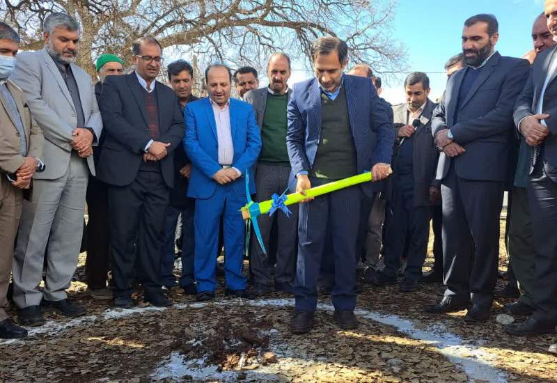 کلنگ‌زنی چمن مصنوعی روستای «ده‌برآقتاب» بویراحمد ( + فیلم و تصاویر )