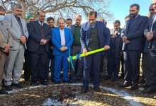 کلنگ‌زنی چمن مصنوعی روستای «ده‌برآقتاب» بویراحمد ( + فیلم و تصاویر )  