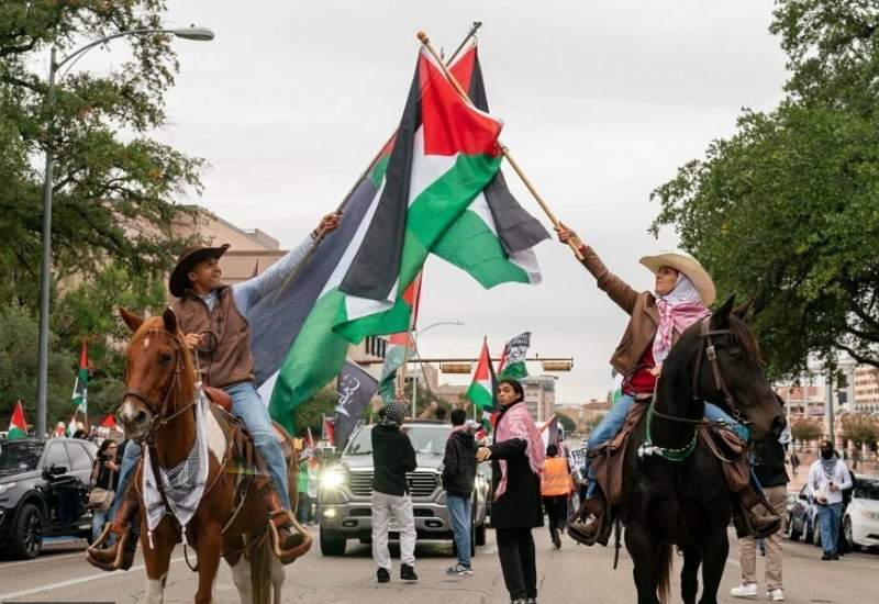 فیلم/ کابوی آمریکایی در تگزاس با چفیه و پرچم فلسطین! / علی علی گویان به لهجه آمریکایی