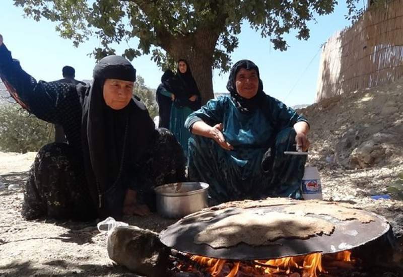 ویدئو| پخت «گرده زیر چاله» توسط زن روستایی